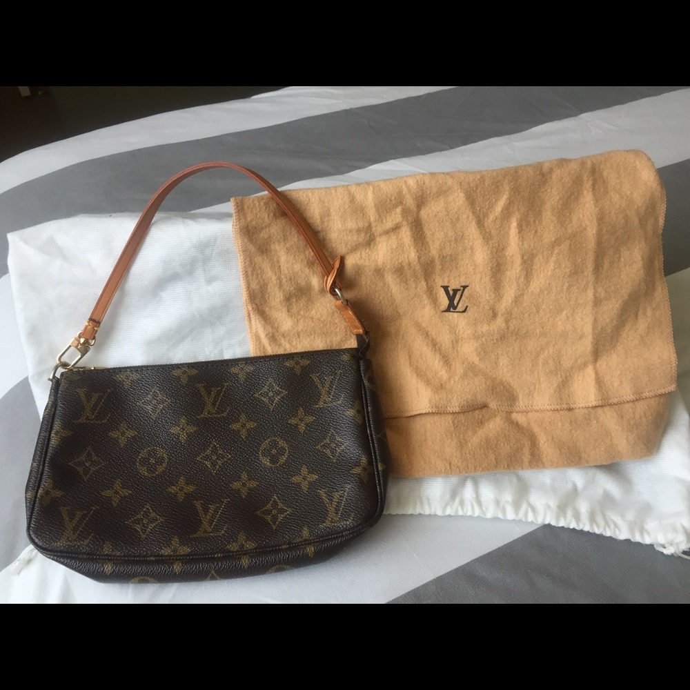 LOUIS VUITTON Monogram Pochette